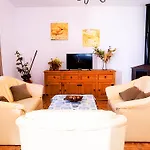 Dom wakacyjny Vacacionales Piscina Y Jardin Privado *