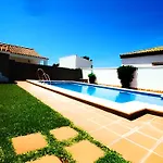 Dom wakacyjny Vacacionales Piscina Y Jardin Privado *